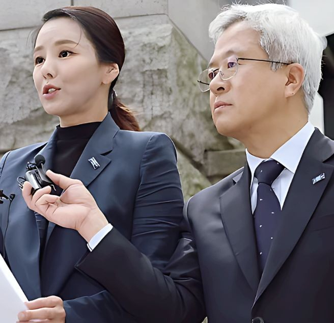가해자로 지목된 김보협(우)과 피해자측-강미정(좌).jpeg