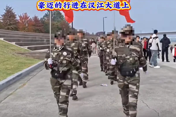 중국인 복장(더우인 캡처).png