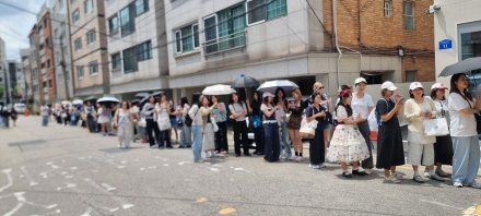 [단독=하동호 기자] 아이돌 그룹 세븐틴을 만나는 곳...송파의 한 골목길 카페...대부분 동남아에서 온 2030...