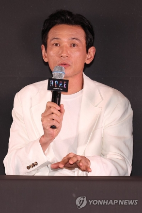 [굿리더뉴스] 배우 황정민, 무더위속에서 스캔들 의혹 해명하느라 진땀 뻘뻘..